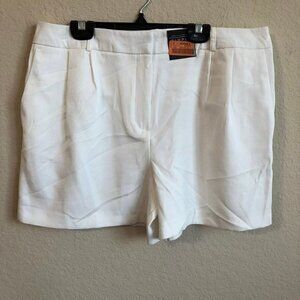 Simply Styled Shorts White Pleated Preppy Classic